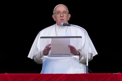 El papa Francisco ofrece un discurso mientras recita la plegaria de Regina Coeli desde la ventana de su estudio con vistas a la Plaza de San Pedro del Vaticano