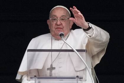 El papa Francisco ofrece una bendición mientras recita la plegaria del Angelus desde la ventana de su estudio con vistas a la plaza de San Pedro en el Vaticano, el domingo 19 de enero de 2025
