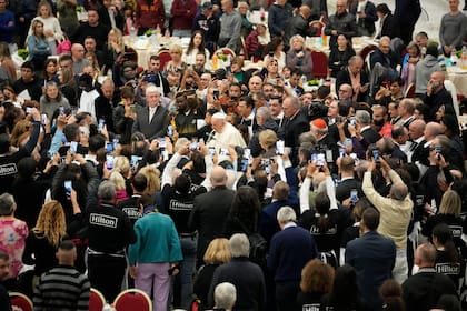 El papa Francisco participa en un almuerzo en el Aula Pablo VI del Vaticano, el domingo 19 de noviembre de 2023. Francisco ofreció a cientos de personas pobres, sin hogar, inmigrantes y desempleados un almuerzo el domingo. (Foto AP/Andrew Medichini)