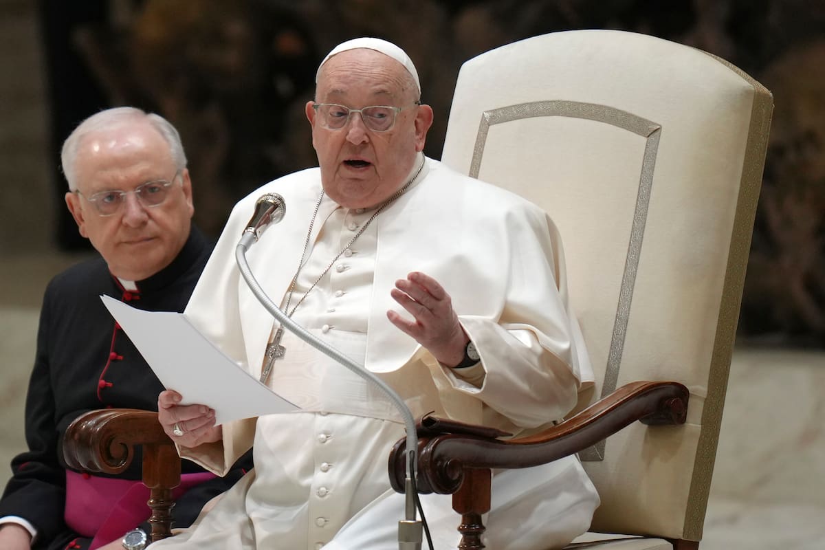 El papa Francisco permanece internado
