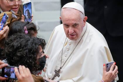 El papa Francisco posa para una selfie con fieles al cabo de su audiencia general semanal en la Sala Pablo VI del Vaticano, miércoles 17 de noviembre de 2021.
