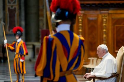 El papa Francisco preside un oficio fúnebre por el cardenal Jozef Tomko en la Basílica de San Pedro, Vaticano, jueves 11 de agosto de 2022. (AP Foto/Gregorio Borgia)