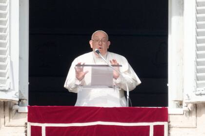 El papa Francisco pronuncia la oración del Angelus desde la ventana de su estudio que da hacia la Plaza de San Pedro, el domingo 14 de enero de 2024, en el Vaticano. (AP Foto/Gregorio Borgia)