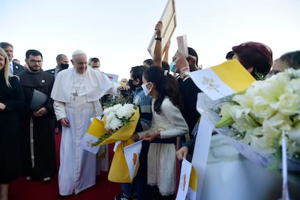 El Papa Francisco recibe una ceremonia de bienvenida al desembarcar de su avión en el aeropuerto de Larnaka, Chipre