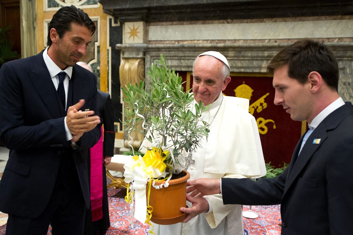 El papa Francisco recibe una planta de olivo de Lionel Messi y Gianluigi Buffon durante una audiencia privada en el Vaticano, el 13 de agosto de 2013; al día siguiente, Italia y Argentina se midieron en un partido amistoso