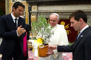 La bandera que abrazó Francisco desde niño, desde el Viejo Gasómetro hasta el Vaticano