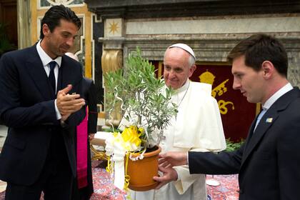 El papa Francisco recibe una planta de olivo de Lionel Messi y Gianluigi Buffon durante una audiencia privada en el Vaticano, el 13 de agosto de 2013; al día siguiente, Italia y Argentina se midieron en un partido amistoso