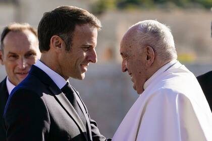 El papa Francisco, recibido por el presidente de Francia, Emmanuel Macron, a su llegada a una sesión de la cumbre "Rencontres Mediterraneennes" ("Reencuentros mediterráneos")