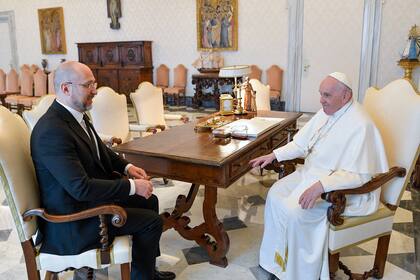 El papa Francisco recibió en el Vaticano al primer ministro de Ucrania, Denys Shmyhal. (Vatican Media via AP)