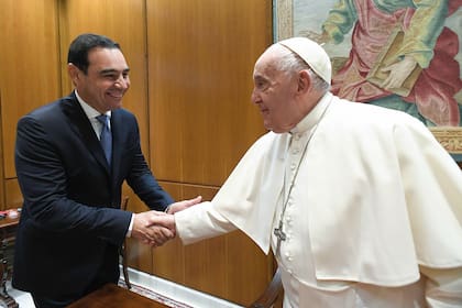 El papa Francisco recibió hoy a Gustavo Valdés, gobernador de Corrientes, en una audiencia privada en el Vaticano