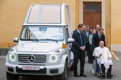 El papa Francisco recibió un papamóvil eléctrico fabricado por Mercedes-Benz que no llegó a usar