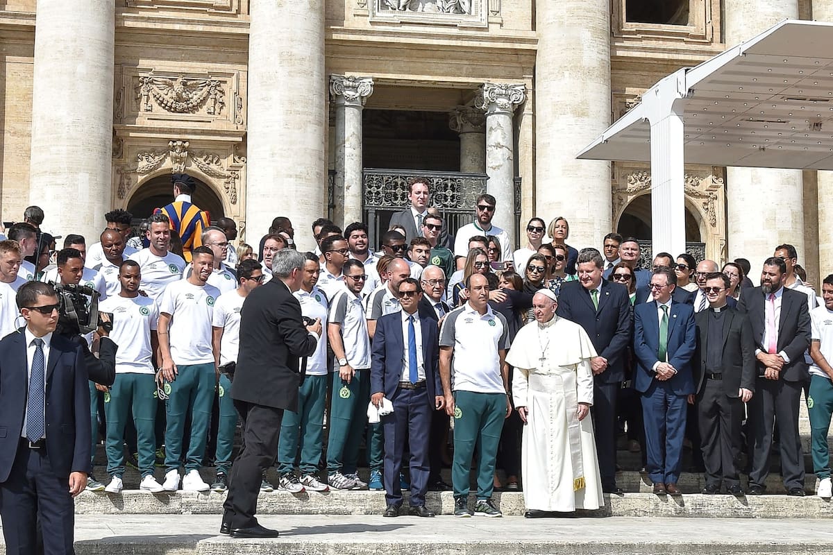El Papa Francisco recibión a los jugadores del Chapecoense, en el emoticvo encuebtro le regalaron una pelota de fútbol
