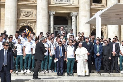 El Papa Francisco recibión a los jugadores del Chapecoense, en el emoticvo encuebtro le regalaron una pelota de fútbol