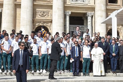 El Papa Francisco recibió a los jugadores del Chapecoense, en el emotivo encuentro le regalaron una pelota de fútbol