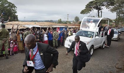 El Papa Francisco recorrió las calles de Nairobi a bordo de una Toyota Hilux cabina simple en 2015 (AP Photo/Ben Curtis)