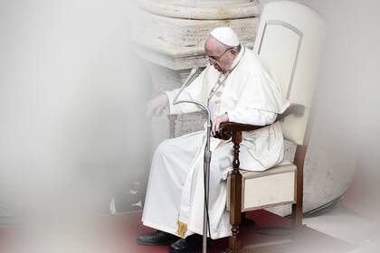 El Papa Francisco reflexiona durante una audiencia pública limitada en el patio de San Dámaso en el Vaticano el 30 de septiembre de 2020