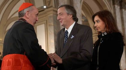 Jorge Bergoglio, como arzobispo de Buenos Aires, se saluda con Néstor Kirchner en el primer Tedeum del santacruceño como presidente, en 2003; luego, la tensión entre ambos escaló por las duras homilías de Bergoglio sobre la corrupción