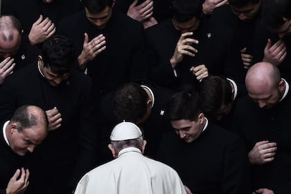 El Papa Francisco reza con los sacerdotes al final de una audiencia pública limitada en el patio de San Dámaso en el Vaticano el 30 de septiembre de 2020