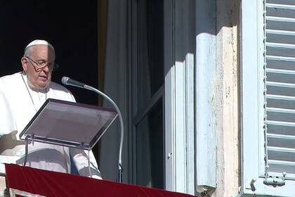El Papa Francisco reza el Ángelus en la Plaza de San Pedro de El Vaticano, el 17 de diciembre