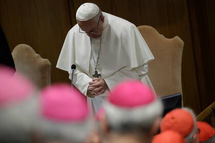 El papa Francisco reza en el tercer día de una conferencia sobre el escándalo de abusos sexuales por parte de sacerdotes
