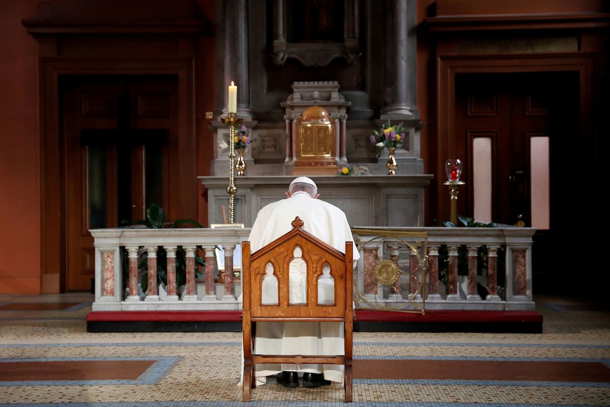 El Papa Francisco reza frente a una vela que representa a las víctimas de abuso por parte de miembros de la Iglesia, en la catedral de St. Mary´s en Dublín, Irlanda