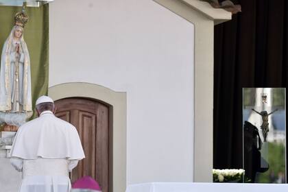 El papa Francisco reza ante la estatua de la Virgen de Fátima