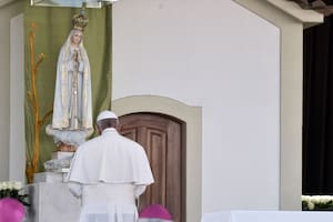 El papa Francisco rezó ante la estatua de la Virgen de Fátima