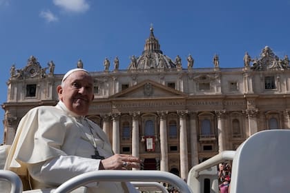 El papa Francisco sale al final de la misa del Domingo de Ramos en la Plaza de San Pedro en el Vaticano, el domingo 24 de marzo de 2024
