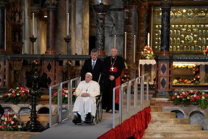 El papa Francisco sale de la Basílica de San Marcos, en Venecia, Italia, el domingo 28 de abril de 2024