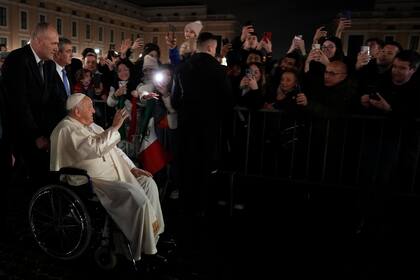 El papa Francisco sale de la Plaza de San Pedro tras orar frente al Nacimiento luego de celebrar una misa de Nochevieja, el domingo 31 de diciembre de 2023, en el Vaticano. (AP Foto/Andrew Medichini)