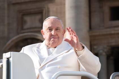 El papa Francisco sale después de la audiencia general semanal en la Plaza de San Pedro, Ciudad del Vaticano, el 4 de diciembre de 2024