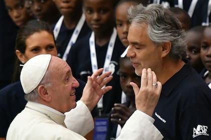 El papa Francisco saluda a Andrea Bocelli en el Vaticano, el 2 de agosto de 2017