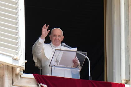El papa Francisco saluda a la multitud a su llegada para la plegaria del Angelus, en la ventana de su estudio con vistas a la Plaza de San Pedro, en el Vaticano