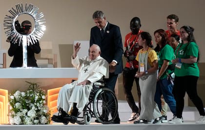 El papa Francisco saluda a la multitud durante la Jornada Mundial de la Juventud en el Parque Tejo de Lisboa, el sábado 5 de agosto de 2023