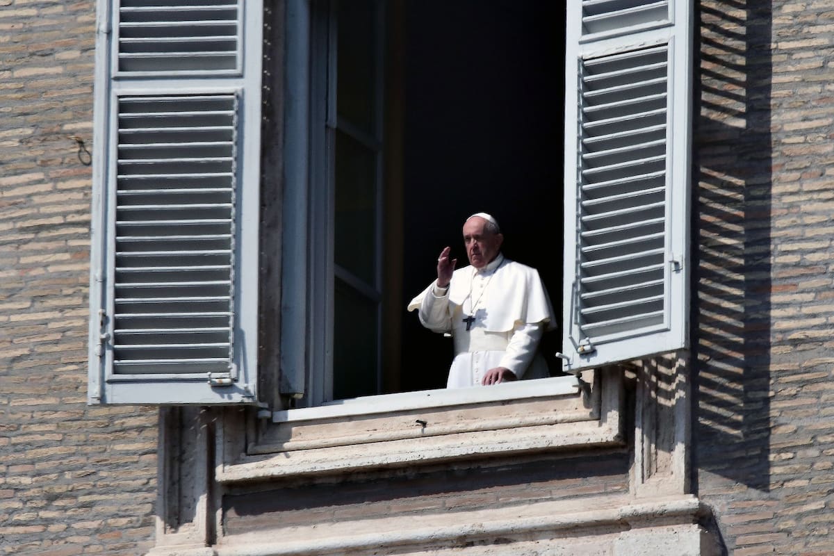 El Papa Francisco saluda a los fieles desde el balcón