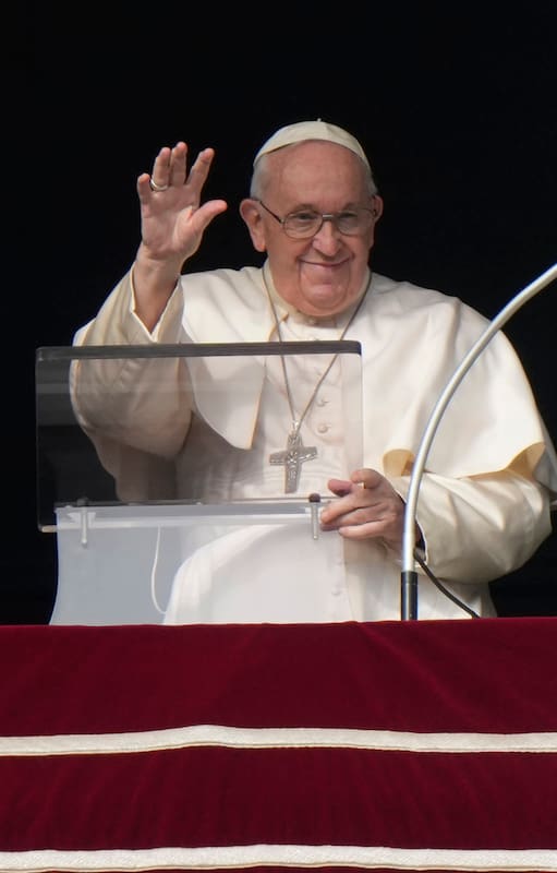 El Papa Francisco saluda a los fieles reunidos en la Plaza de San Pedro para la oración del Ángelus, en el Vaticano