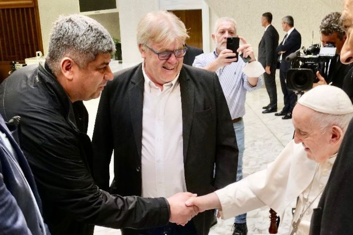 El papa Francisco saluda a Pablo Moyano; en el medio, Gustavo Vera