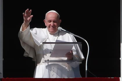 El Papa Francisco saluda al final de su oración del mediodía