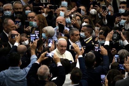 El Papa Francisco saluda al llegar a la audiencia general, acompañado por miembros de la policía italiana, el 28 de septiembre de 2020 en la sala Pablo VI del Vaticano