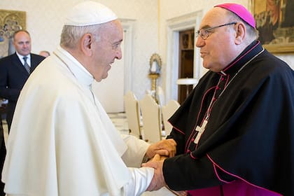 El Papa Francisco saluda al obispo Christopher A. Saunders de Broome, Australia, durante una reunión en el Vaticano el 24 de junio de 2019