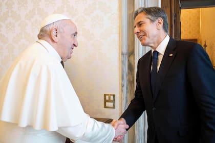 El Papa Francisco saluda al secretario de Estado de Estados Unidos, Antony Blinken