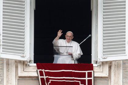 El papa Francisco saluda desde la ventana de su estudio hacia la Plaza de San Pedro, en su aparición para la plegaria del Angelus en el Vaticano, el domingo 25 de julio de 2021. (AP Foto/Riccardo De Luca)