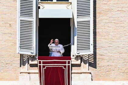 El Papa Francisco saluda desde la ventana del palacio apostólico durante la oración semanal del Ángelus el 12 de marzo de 2023 en El Vaticano.