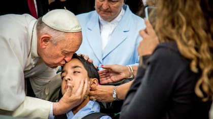 El papa Francisco se bajó de su auto para saludar a Michael Keating