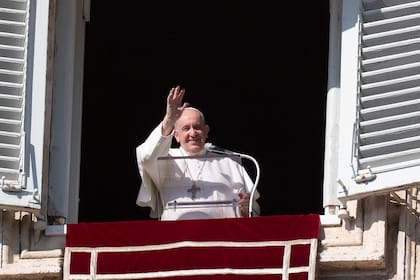 El Papa Francisco se dirige a los peregrinos reunidos en la plaza de San Pedro durante la oración dominical del Ángelus del 8 de noviembre de 2020 en el Vaticano