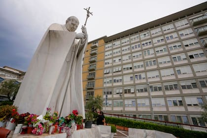 El papa Francisco se encuentra internado por una bronquitis en el hospital Agostino Gemelli en Roma. (Foto AP /Andrew Medichini)