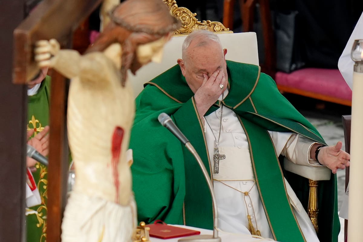 El papa Francisco se frota los ojos mientras preside una misa por el jubileo de las fuerzas armadas, en la plaza de San Pedro del Vaticano, el 9 de febrero de 2025