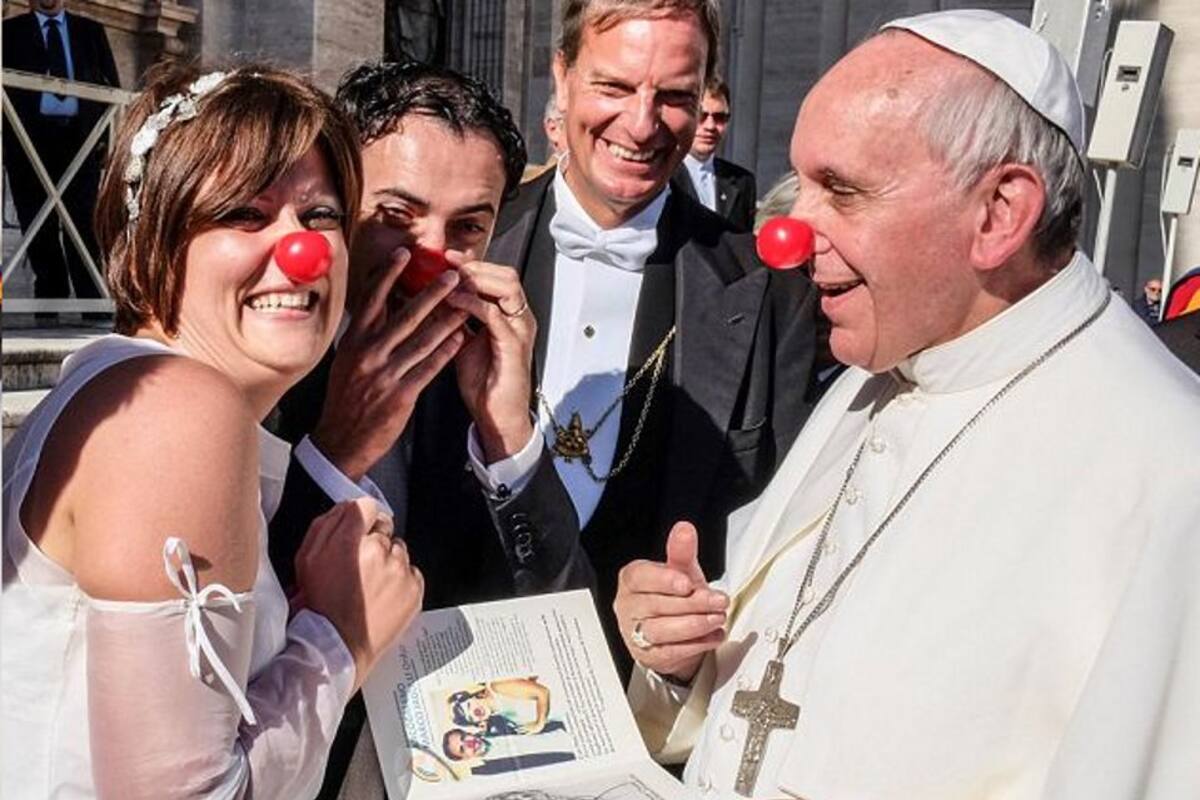 El papa Francisco se puso una nariz roja de payaso para brindar apoyo a una fundación de caridad