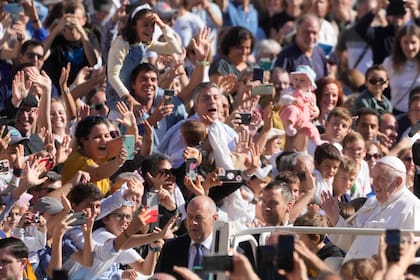 El papa Francisco se reúne con miembros del movimiento católico laico Comunione e Liberazione en la Plaza de San Pedro en el Vaticano el 15 de octubre del 2022. (AP Foto/Gregorio Borgia)