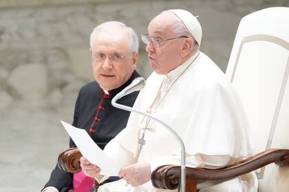 El papa Francisco se reúne con voluntarios de la Cruz Roja Italiana en la sala Pablo VI en el Vaticano, el sábado 6 de abril de 2024